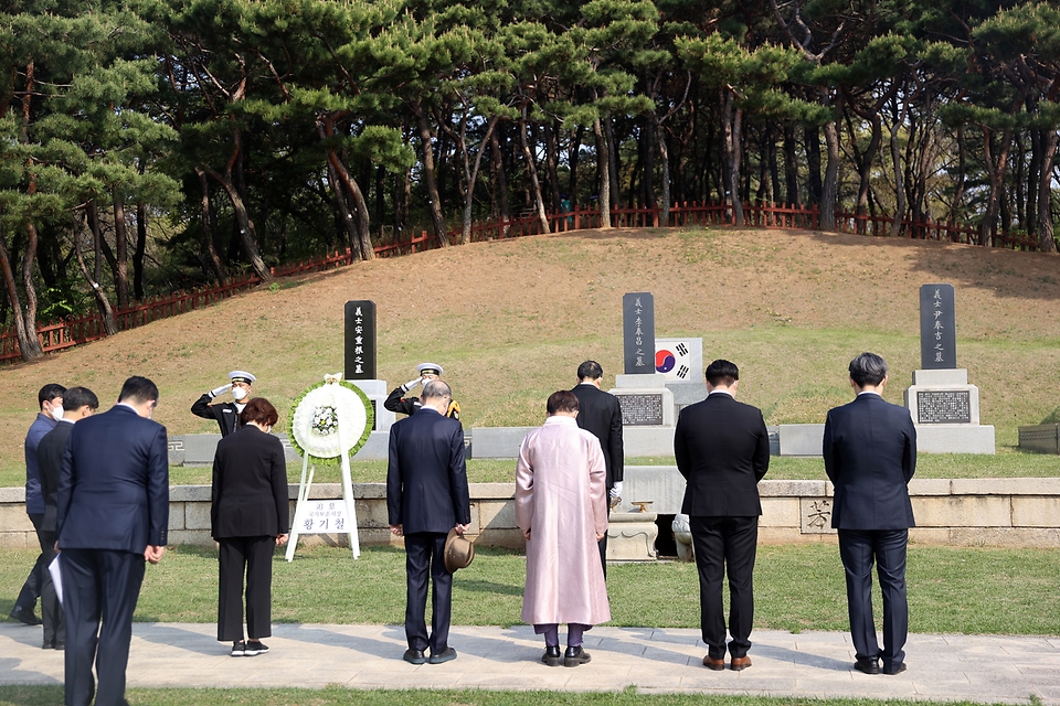 황기철 국가보훈처장이 11일 서울시 백범김구기념관에서 열린 제102주년 대한민국임시정부수립 기념식에 참석하기 전 주요 내빈 및 임정요인 후손들과 함께 효창공원 내 임정요인묘역, 삼의사묘역, 백범김구묘역에 헌화참배를 하고 있다.