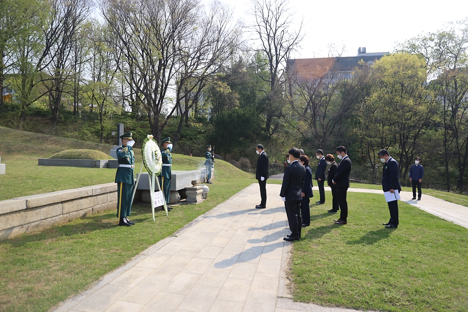 황기철 국가보훈처장이 11일 서울시 백범김구기념관에서 열린 제102주년 대한민국임시정부수립 기념식에 참석하기 전 주요 내빈 및 임정요인 후손들과 함께 효창공원 내 임정요인묘역, 삼의사묘역, 백범김구묘역에 헌화참배를 하고 있다.