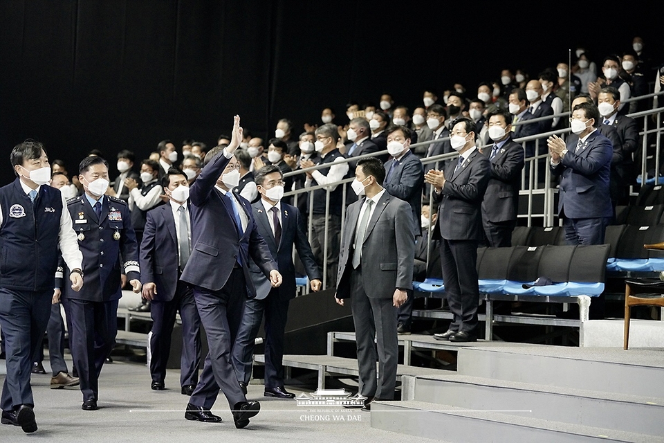문재인 대통령이 9일 경남 사천시 한국항공우주산업(KAI) 고정익동에서 한국형 전투기(KF-X) 시제기 출고식에 참석하고 있다. 