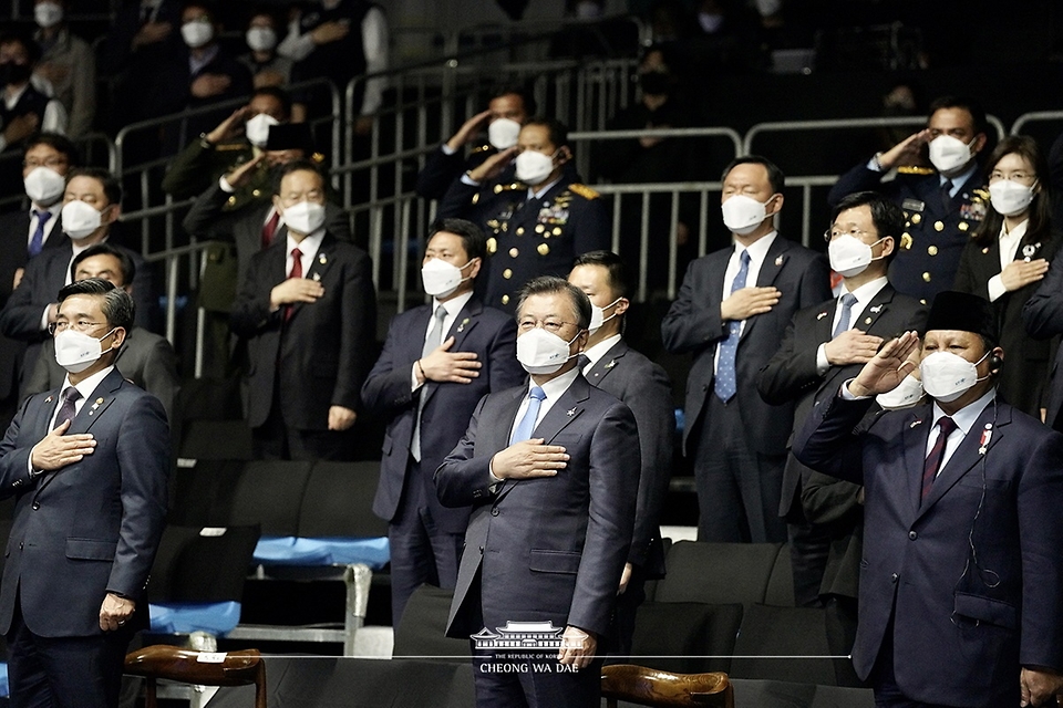 문재인 대통령이 9일 경남 사천시 한국항공우주산업(KAI) 고정익동에서 열린 한국형 전투기(KF-X) 시제기 출고식에서 국민의례를 하고 있다. 왼쪽은 서욱 국방부 장관. 오른쪽은 프라보워 수비안토 인도네시아 국방부 장관.