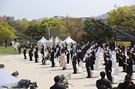 황기철 국가보훈처장이 11일 서울시 백범김구기념관에서 열린 제102주년 대한민국임시정부수립 기념식에 참석하여 주요 내빈들과 함께 기념곡(대한민국임시정부성립축하가)를 제창하고 있다.