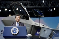 문재인 대통령이 9일 경남 사천시 한국항공우주산업(KAI) 고정익동에서 열린 한국형 전투기 보라매(KF-21) 시제기 출고식에서 기념연설을 하고 있다.