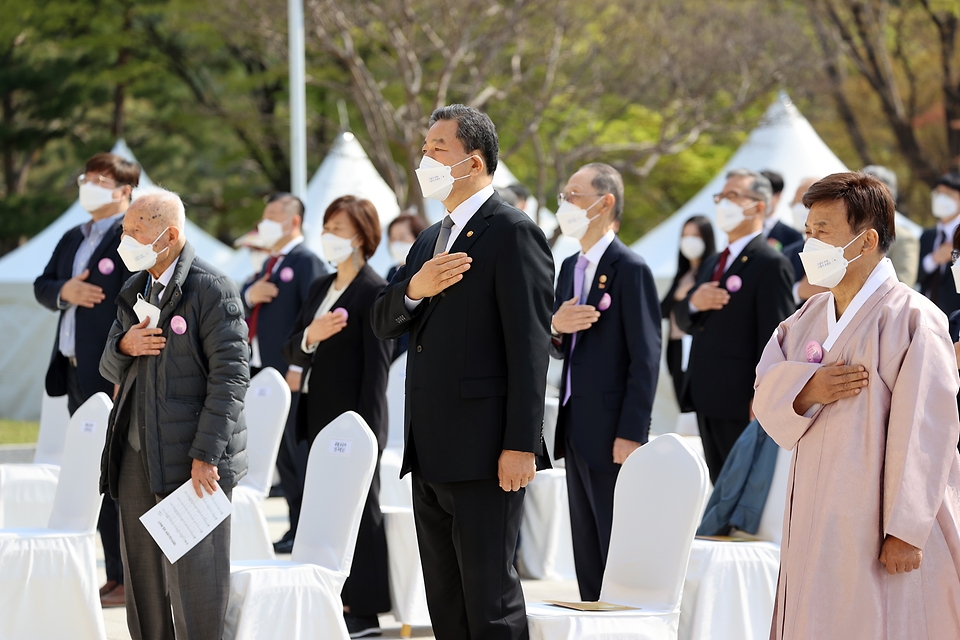 황기철 국가보훈처장이 11일 서울시 백범김구기념관에서 열린 제102주년 대한민국임시정부수립 기념식에 참석하여 주요 내빈들과 함께 국민의례를 하고 있다.