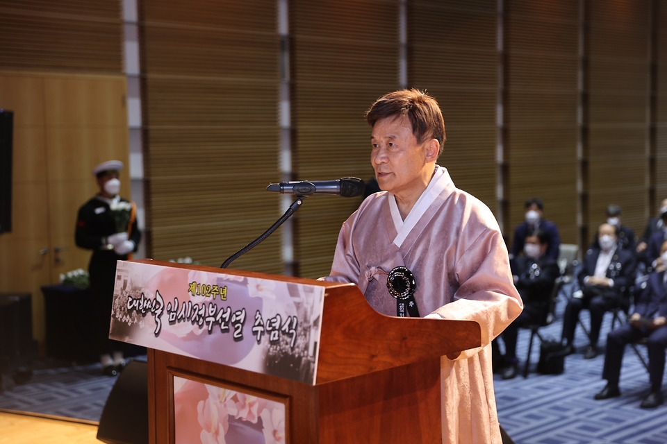 김원웅 광복회장이 11일 오후 2시 백범김구기념관에서 열린 대한민국임시정부 선열 추념식에서 제문 봉독을 하고 있다.