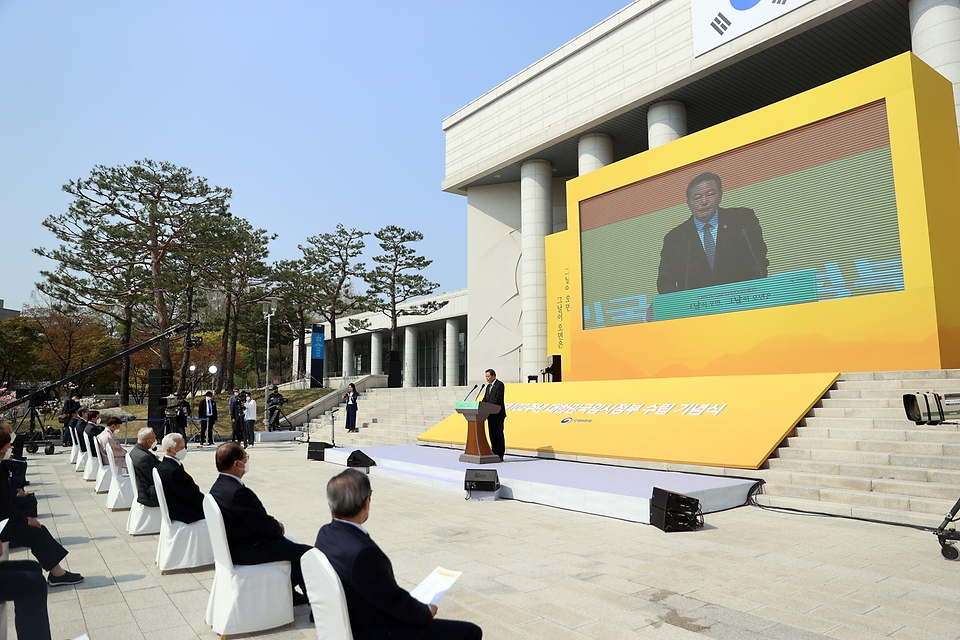 황기철 국가보훈처장이 11일 서울시 백범김구기념관에서 열린 제102주년 대한민국임시정부수립 기념식에 참석하여 정세균 국무총리 기념사를 대독하고 있다.