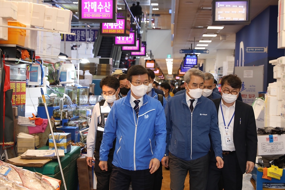 문성혁 해양수산부장관이 12일 서울 동작구 노량진수산물도매시장을 찾아 원산지 관리 실태 점검에 나서고 있다.