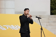 11일 서울시 백범김구기념관에서 열린 제102주년 대한민국임시정부수립 기념식에서 기념공연을 하고 있다.