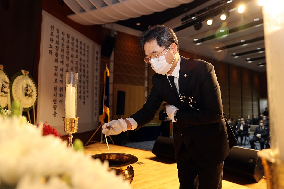 이남우 국가보훈처 차장이 11일 오후 2시 백범김구기념관에서 열린 대한민국임시정부 선열 추념식에 참석하여 헌화 및 분향을 하고 있다.