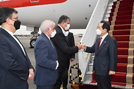 정세균 국무총리가 11일 이란 테헤란에 도착, 영접 나온 이란측 인사들에게 환영 인사를 받고 있다.