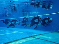 육군특수전사령부 예하 특수전학교는 지난 3월 22일부터 4월 9일까지 총 3주에 걸쳐 ‘기초 스쿠버(SCUBA·Self-Contained Underwater Breathing Apparatus) 교육’을 진행 하였다.