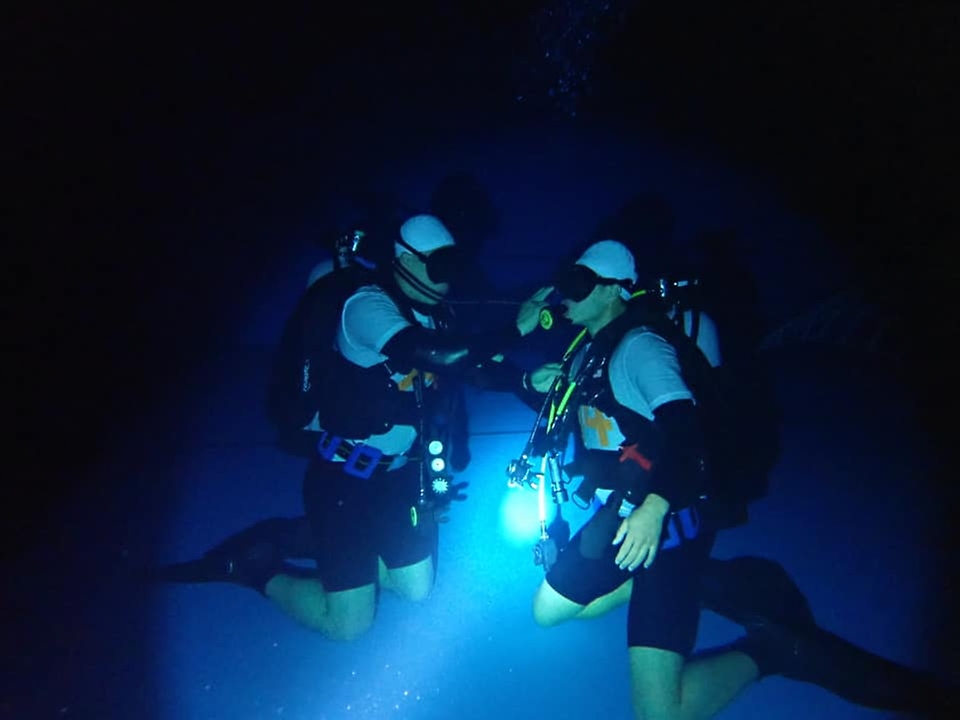 육군특수전사령부 예하 특수전학교는 지난 3월 22일부터 4월 9일까지 총 3주에 걸쳐 ‘기초 스쿠버(SCUBA·Self-Contained Underwater Breathing Apparatus) 교육’을 진행 하였다.  