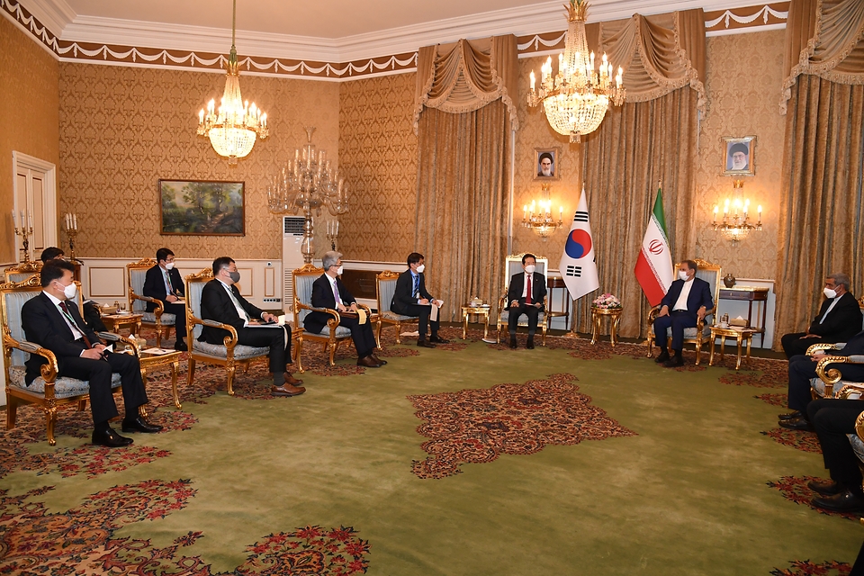 정세균 국무총리가 11일(현지시간) 이란 테헤란을 방문, 에샤크 자한기리 수석 부통령과 회담을 나누고 있다.
