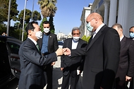 정세균 국무총리가 12일(현지시각) 이란 테헤란에서 모함마드 바게르 갈리바프 이란 국회의장과 면담을 하고 있다. 