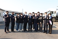 권칠승 중소기업벤처부 장관이 14일 ‘청년재직자 내일채움공제’ 가입기업인 가스켐테크놀로지(주)를 방문해 기념사진을 찍고있다.
