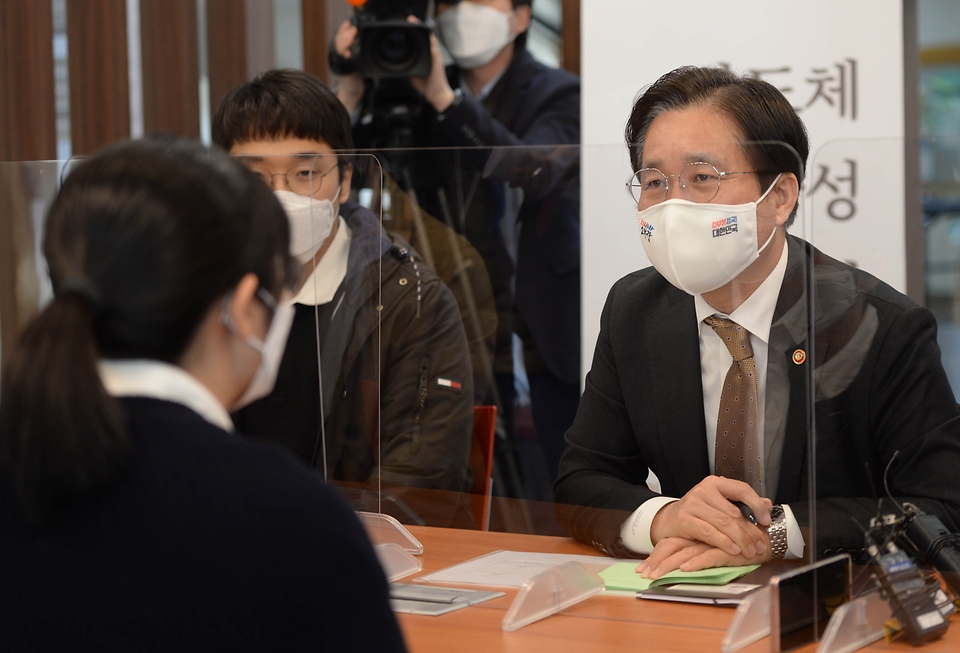 성윤모 산업통상자원부 장관이 14일 오후 서울 관악구 서울대학교 반도체공동연구소에서 열린 ‘반도체 인력양성 간담회’에서 학생들과 대화를 나누고 있다.