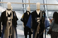 서울 중구 동대문디자인플라자(DDP)에서는 케이팝x한복 전시회가 열리고 있다. 이날 전시장에 근무중인 직원들도 멋스러운 한복을 입고 한류 연예인들이 실제 입었던 한복 앞에서 기념촬영을 하고 있다.