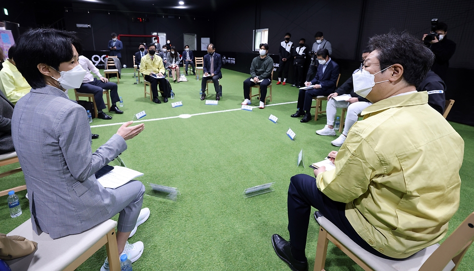 황희 문화체육관광부 장관이 15일 서울 성동구 실내축구장 ‘풋볼웨이 아카데미’에서 실내체육시설업계 대표들과 간담회를 갖고 코로나19 관련 현안을 논의하고 업계 의견을 청취하고 있다. 