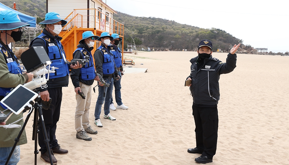 인천 영종도 하나개해수욕장에서 인천해양경찰서와 해양구조협회가 갯벌 고립 익수 사고 방지를 위해 드론을 활용해 물 때(저조) 시간 때 갯벌에 멀리 나가있는 관광객들에게 안내방송 및 갯벌의 전반적인 안전 상황을 점검할 수 있는 국민드론수색대 시범운영을 하고 있다. 