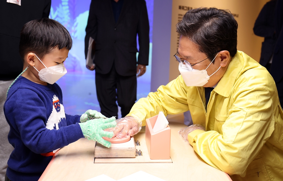 황희 문화체육관광부 장관이 17일 서울 용산구 국립중앙박물관을 방문해 어린이 박물관에서 체험 중인 어린이와 이야기를 나누고 있다.
