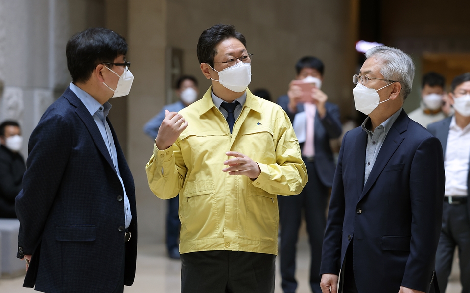 황희 문화체육관광부 장관이 17일 서울 용산구 국립중앙박물관을 방문해 관람객들이 안전하게 전시를 관람할 수 있도록 방역 현장을 점검하고 있다.