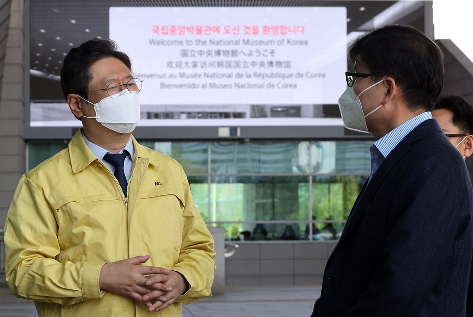 황희 문화체육관광부 장관이 17일 서울 용산구 국립중앙박물관을 방문해 관람객들이 안전하게 전시를 관람할 수 있도록 방역 현장을 점검하고 있다.