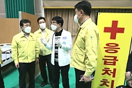 권덕철 보건복지부 장관이 17일 하남시 예방접종센터를 방문, 접종현황을 브리핑 받고 있다.