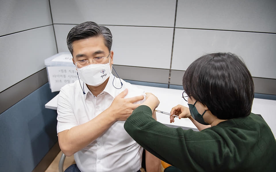 오는 6월 국외 출장 일정이 있는 서욱 국방부 장관이 16일 오전 국군수도병원에서 코로나19 아스트라제네카 백신을 접종하고 있다.