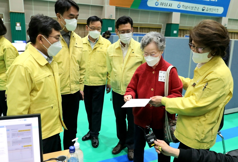 권덕철 보건복지부 장관이 17일 하남시 예방접종센터를 방문, 백신 접종을 참관하고 있다.