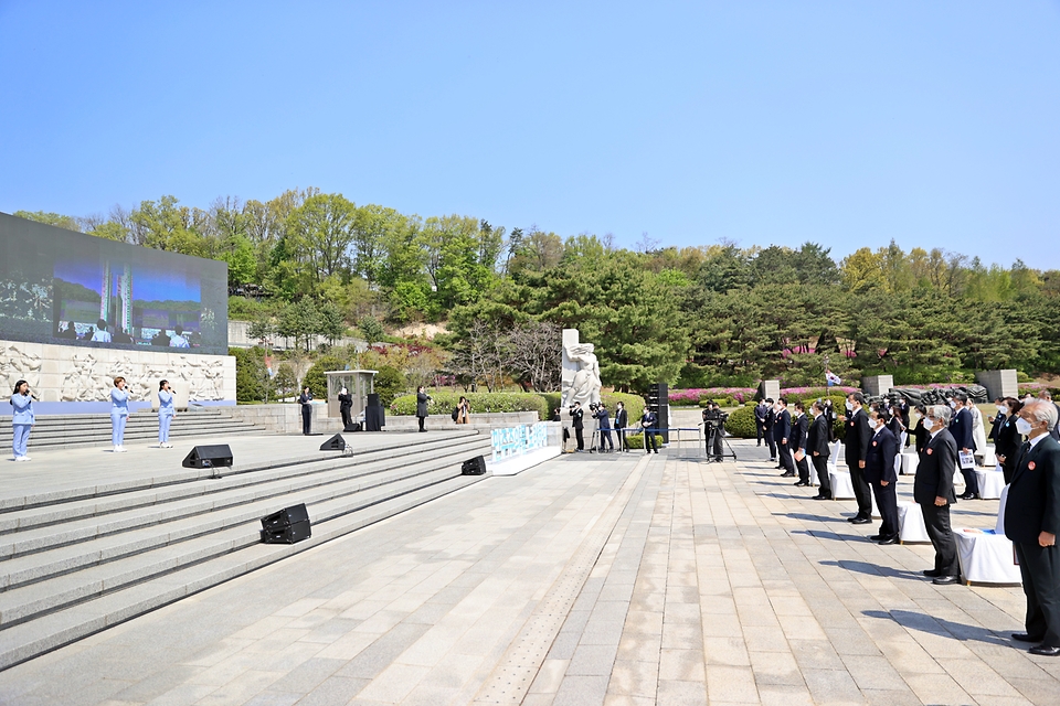 홍남기 국무총리 직무대행이 19일 오전 서울 강북구 국립 4·19민주묘지에서 열린 제61주년 4·19혁명 기념식에 참석하여 참석자들과 함께 4·19의 노래를 함께 제창하고 있다.