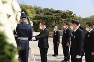 홍남기 국무총리 직무대행이 19일 오전 서울 강북구 국립 4·19민주묘지에서 열린 제61주년 4·19혁명 기념식에 참석하여 헌화 및 참배를 하고 있다.