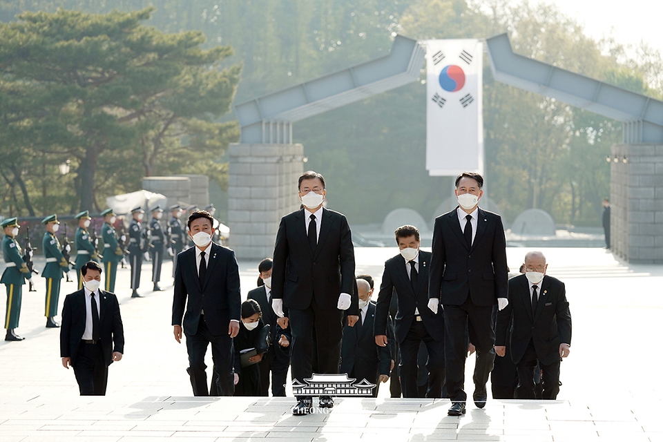 문재인 대통령이 19일 서울 강북구 국립 4·19 민주묘지를 찾아 참배를 위해 기념탑으로 이동하고 있다.
