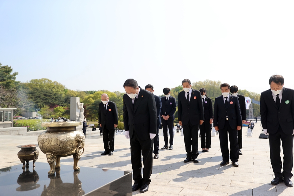 홍남기 국무총리 직무대행이 19일 오전 서울 강북구 국립 4·19민주묘지에서 열린 제61주년 4·19혁명 기념식에 참석하여 헌화 및 참배를 하고 있다.