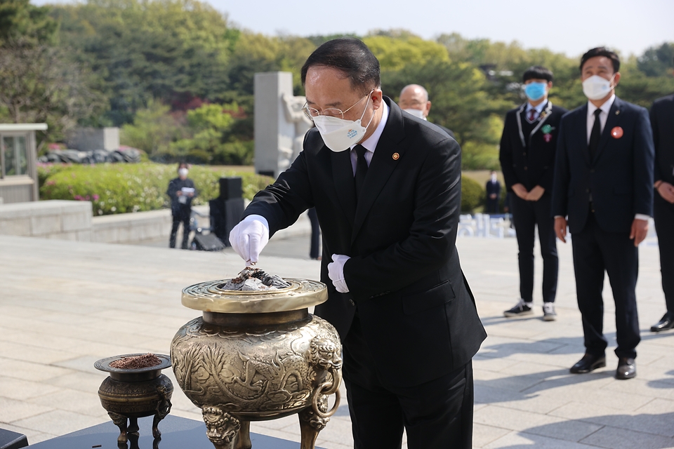 홍남기 국무총리 직무대행이 19일 오전 서울 강북구 국립 4·19민주묘지에서 열린 제61주년 4·19혁명 기념식에 참석하여 헌화 및 참배를 하고 있다.