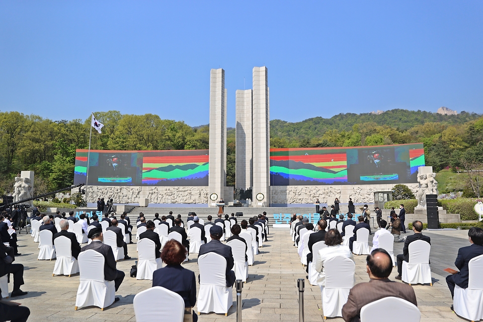 홍남기 국무총리 직무대행이 19일 오전 서울 강북구 국립 4·19민주묘지에서 열린 제61주년 4·19혁명 기념식에서 기념사를 하고 있다.