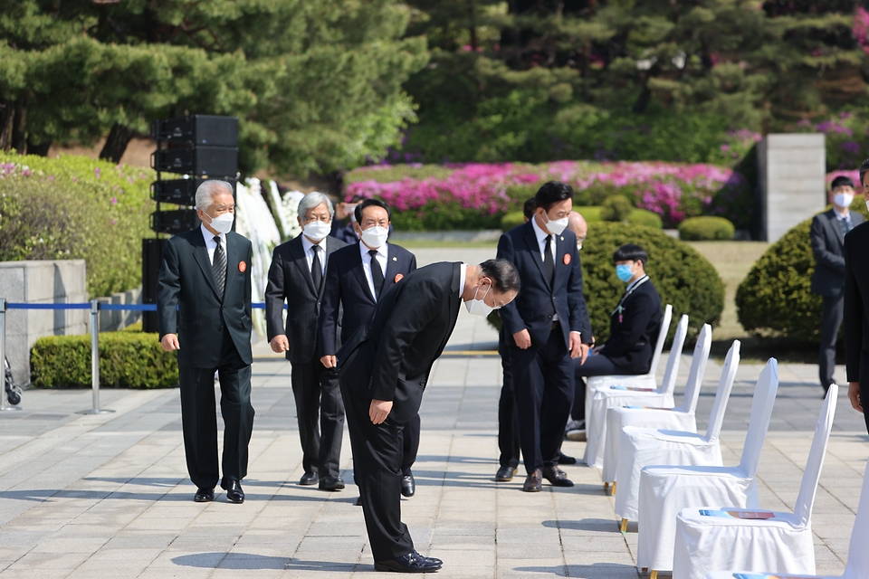 19일 오전 서울 국립4·19민주묘지에서 열린 제61주년 4·19혁명 기념식에 홍남기 국무총리 직무대행과 주요내빈이 입장하고 있다.