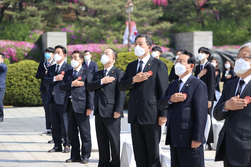 홍남기 국무총리 직무대행이 19일 오전 서울 강북구 국립 4·19민주묘지에서 열린 제61주년 4·19혁명 기념식에 참석하여 정부, 정치권 등 주요 인사들과 같이 국민의례를 하고 있다.