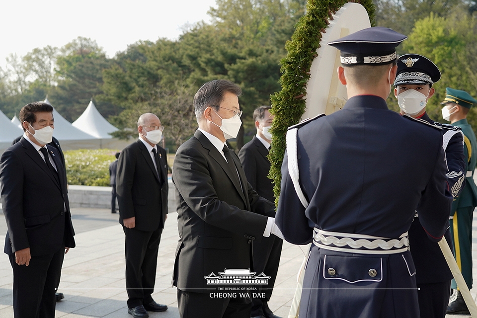 문재인 대통령이 19일 서울 강북구 국립 4·19 민주묘지 기념탑에서 헌화하고 있다. 