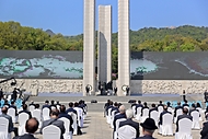 19일 오전 서울 강북구 국립 4·19민주묘지에서 열린 제61주년 4·19혁명 기념식에서 기념공연을 하고 있다.