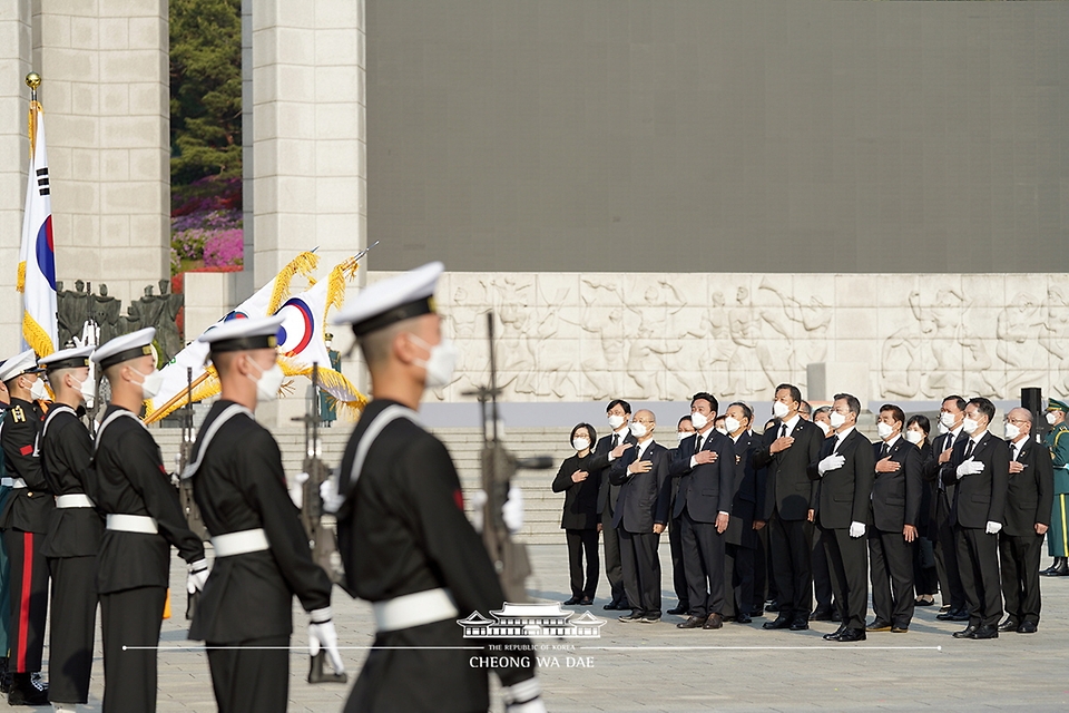 문재인 대통령이 19일 서울 강북구 국립 4·19 민주묘지를 찾아 참배 전 국기에 대한 경례를 하고 있다.