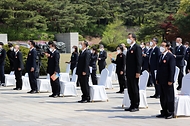 홍남기 국무총리 직무대행이 19일 오전 서울 강북구 국립 4·19민주묘지에서 열린 제61주년 4·19혁명 기념식에 참석하여 참석자들과 함께 4·19의 노래를 함께 제창하고 있다.