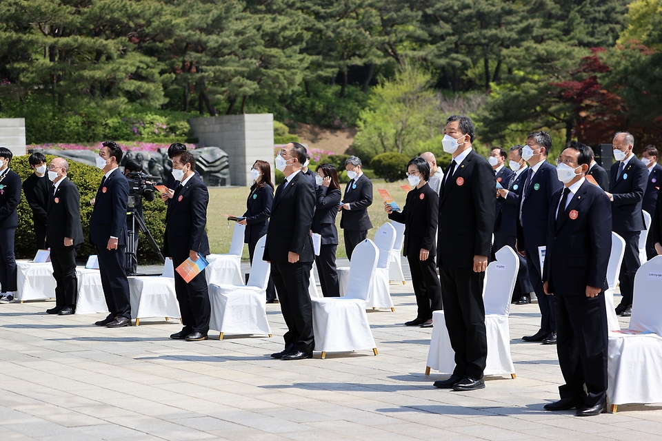 홍남기 국무총리 직무대행이 19일 오전 서울 강북구 국립 4·19민주묘지에서 열린 제61주년 4·19혁명 기념식에 참석하여 참석자들과 함께 4·19의 노래를 함께 제창하고 있다.