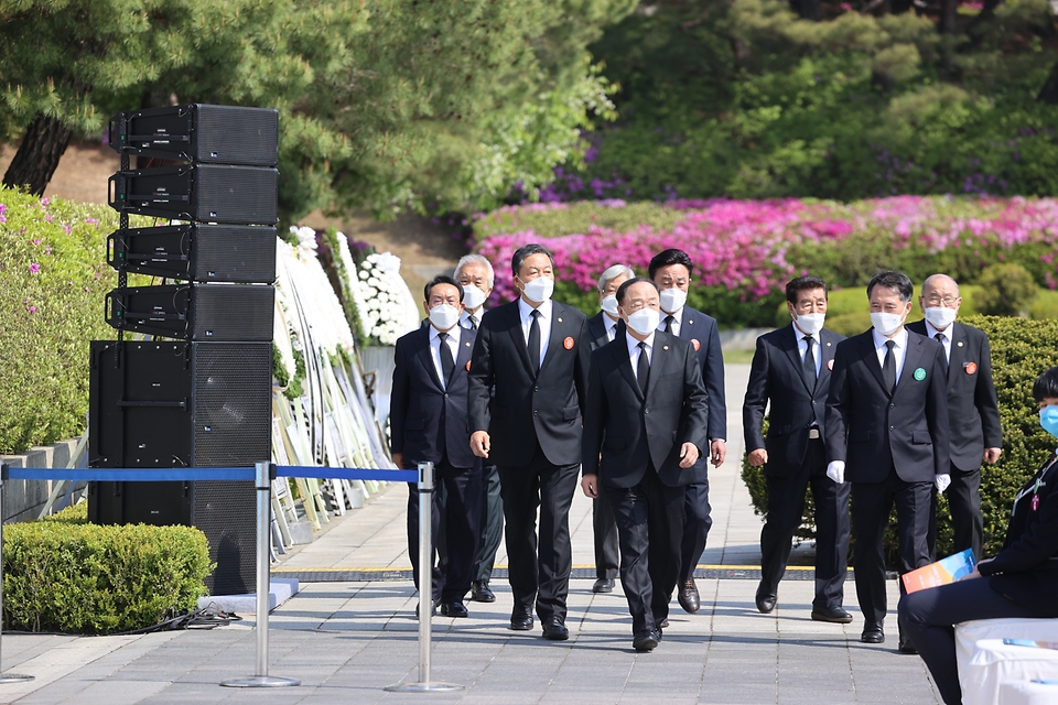 19일 오전 서울 국립4·19민주묘지에서 열린 제61주년 4·19혁명 기념식에 홍남기 국무총리 직무대행과 주요내빈이 입장하고 있다.