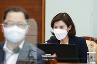 박경미 대변인이 19일 청와대 여민관에서 문재인 대통령 주재로 열린 수석·보좌관회의에 참석해 인사말을 하고 있다.