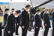 황기철 국가보훈처장이 19일 오전 서울 강북구 국립 4·19민주묘지에서 열린 제61주년 4·19혁명 기념식에 참석하여 국민의례를 하고 있다.