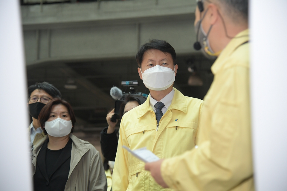 김강립 식약처장이 19일 오후 부산 감천항 수입식품검사소를 찾아 일본산 수입 수산물 방사능 검사 과정을 살피고 있다.