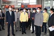 문성혁 해양수산부 장관이 22일 오후 전남 목포시 연안여객터미널을 방문해 신종 코로나바이러스 감염증(코로나19) 방역 상황을 점검하고 있다.