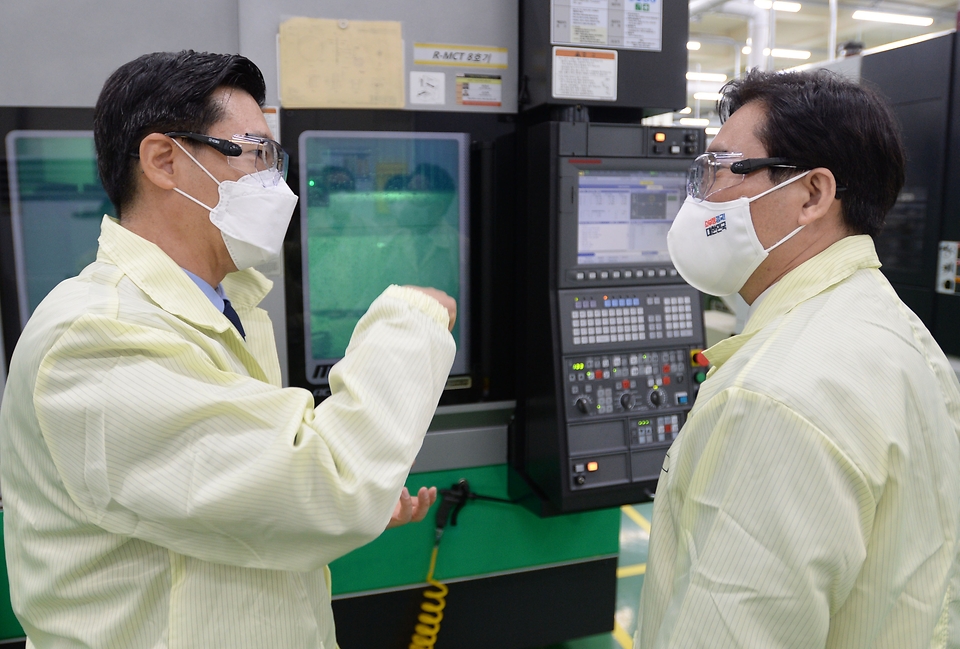 성윤모 산업통상자원부 장관이 28일 경기도 안성시에 위치한 소부장 R&D 성과기업 ‘미코세라믹스’를 방문해 생산현장을 둘러보고 있다.