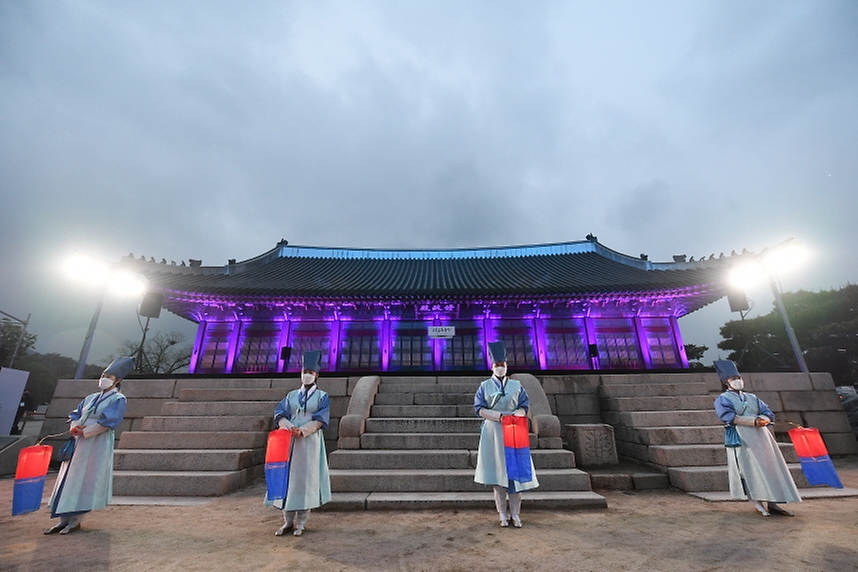 30일 오후 경복궁 수정전에서 열린 제7회 궁중문화축전에서 축하 공연이 펼쳐지고 있다.