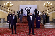 보리스 존슨 영국 총리가 5일(현지시간) 런던에서 열린 G7 외교장관 회의에 참여한 정의용 외교부 장관 등 각국 외교장관들과 포즈를 취하고 있다.