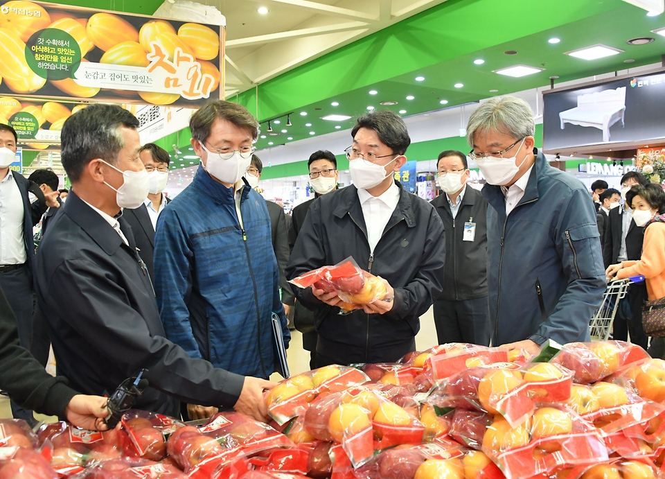 이억원 기획재정부 차관이 4일 서울 서초구 양재동 농협 하나로마트를 방문, 농수산품 가격 및 수급동향을 점검하고 있다.